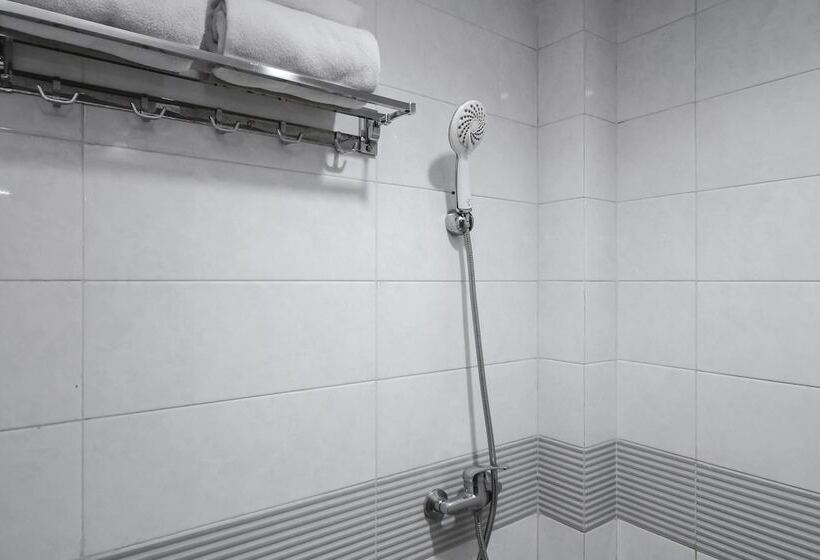 Номер Deluxe, Reddoorz Plus Syariah @ Jalan Sriwijaya Medan