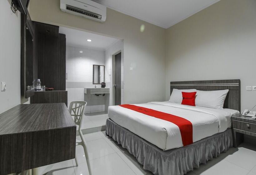 Номер Deluxe, Reddoorz Plus Syariah @ Jalan Sriwijaya Medan