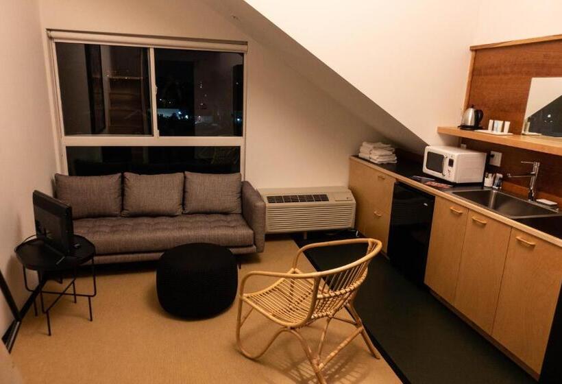 スタンダードスタジオ, Abpopa Hillcrest