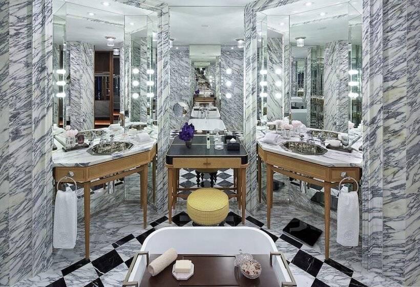 اتاق استاندارد با تخت دوبل و چشم‌انداز, Rosewood Hong Kong