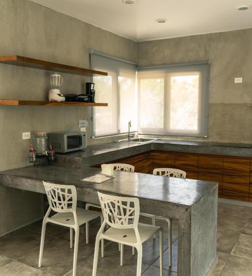 سوییت جونیور با چشم‌انداز استخر, Panacea Condo Tulum