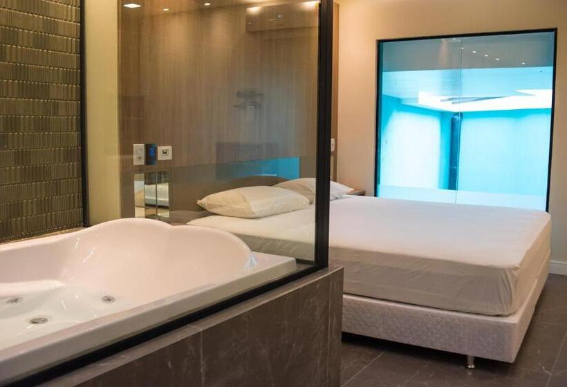 جناح جونيور مزوَّد بحمام سباحة, Villages Motel By Drops