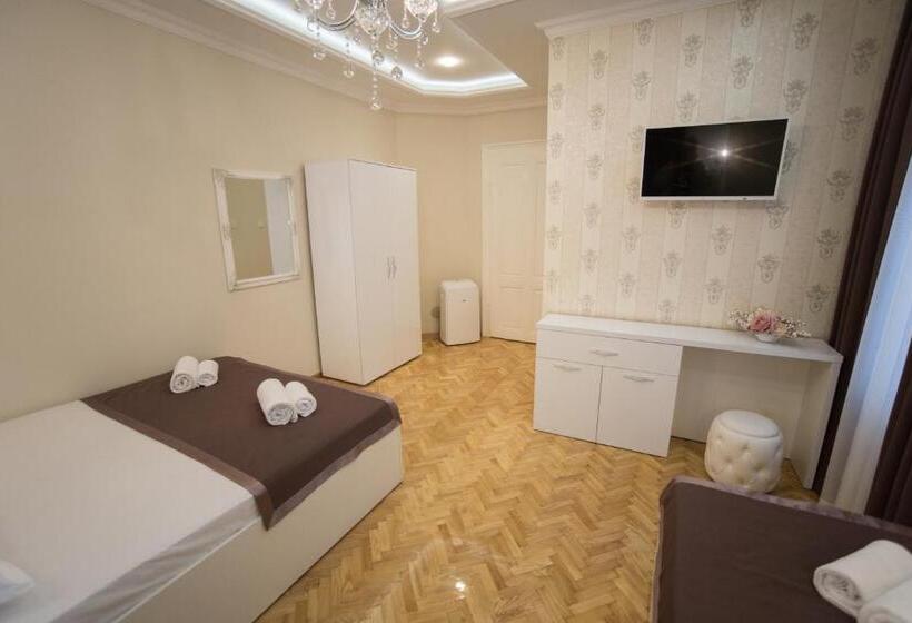 اتاق لوکس سه تخته, Center Deluxe Garni