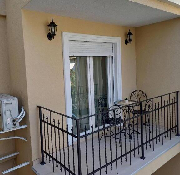 اتاق استاندارد سه تخته با بالکن, Center Deluxe Garni