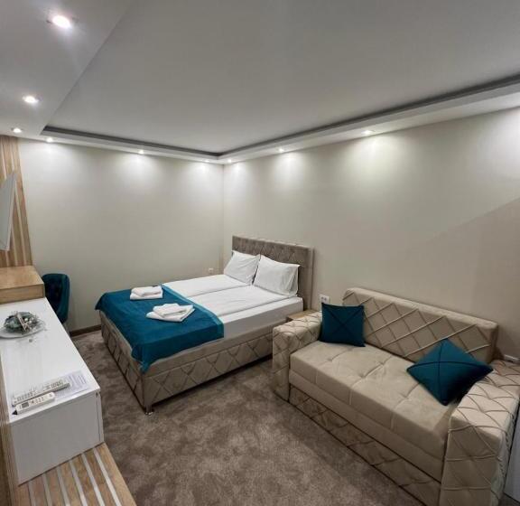 اتاق استاندارد سه تخته با بالکن, Center Deluxe Garni