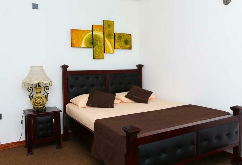 غرفة قياسية مزوَّدة بشُرفة, Mount Castle