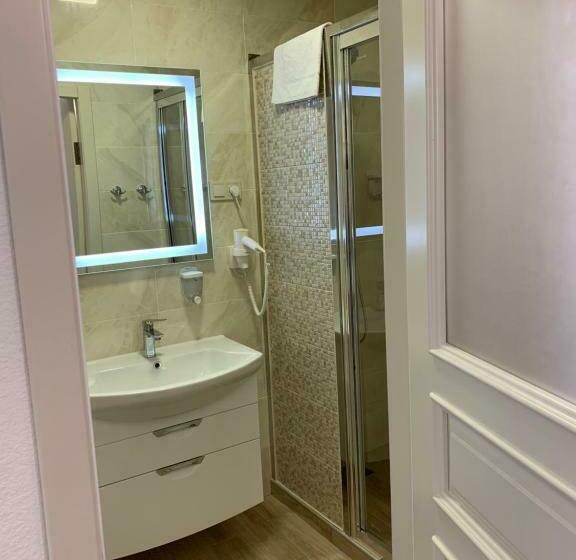 اتاق لوکس چهار تخته, Restoran Hotel Stariy Melnik