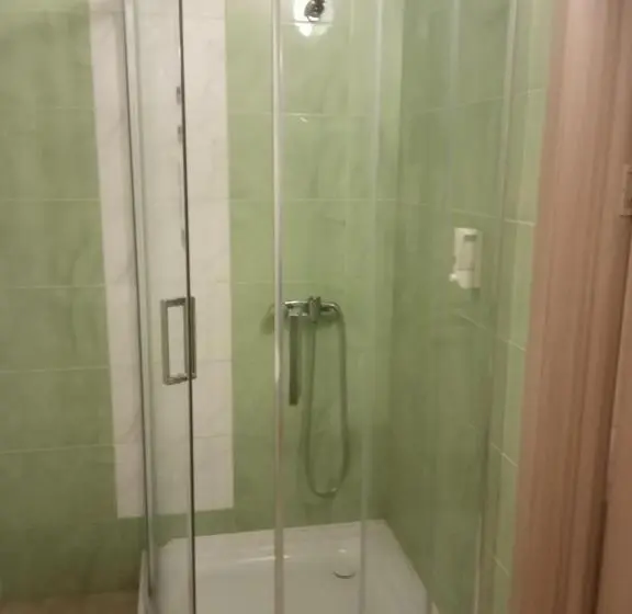 اتاق کلاسیک چهارنفره, Restoran Hotel Stariy Melnik