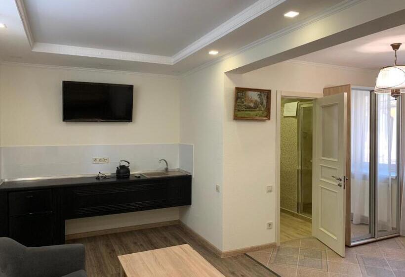 اتاق لوکس چهار تخته, Restoran Hotel Stariy Melnik