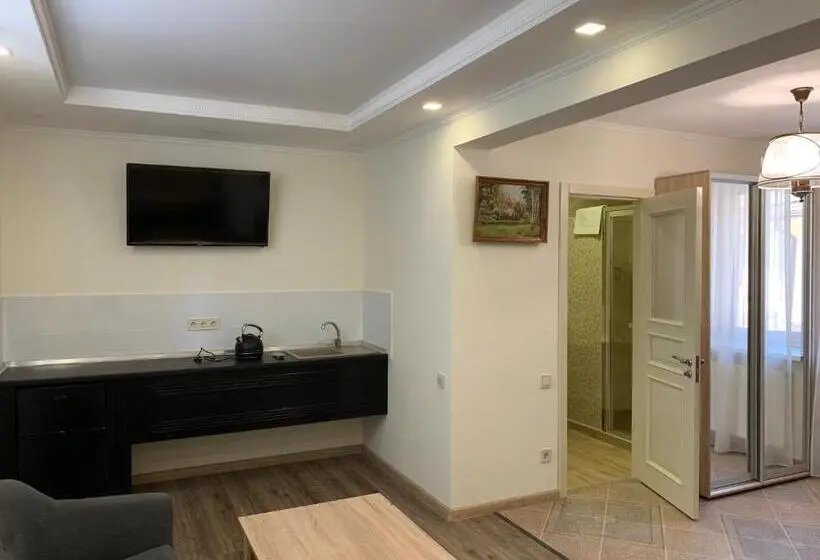اتاق لوکس چهار تخته, Restoran Hotel Stariy Melnik