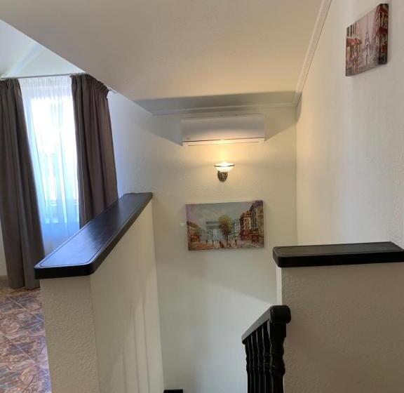 اتاق لوکس چهار تخته, Restoran Hotel Stariy Melnik