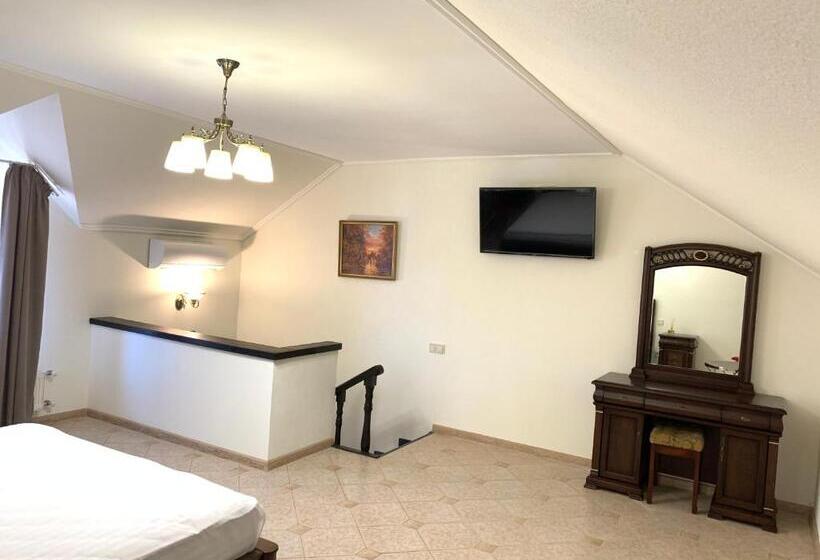 اتاق لوکس چهار تخته, Restoran Hotel Stariy Melnik