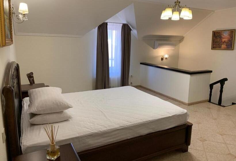 اتاق لوکس چهار تخته, Restoran Hotel Stariy Melnik