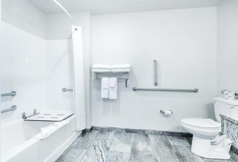 غرفة قياسية سرير كينج لذوى الإحتياجات الخاصة, Cobblestone Hotel & Suites   Janesville