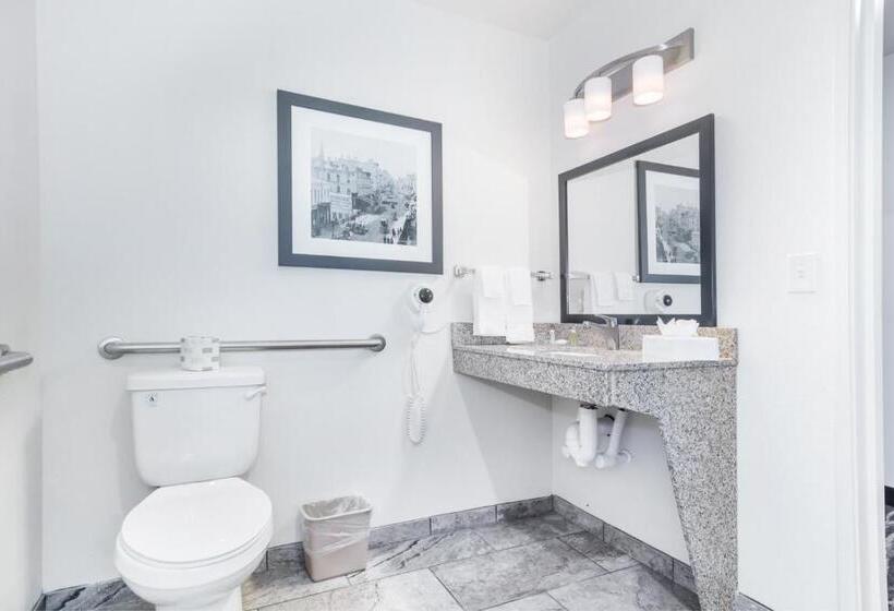 غرفة قياسية سرير كينج لذوى الإحتياجات الخاصة, Cobblestone Hotel & Suites   Janesville