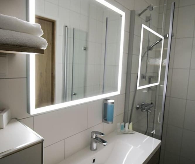 スタンダードルーム, Li Toivola