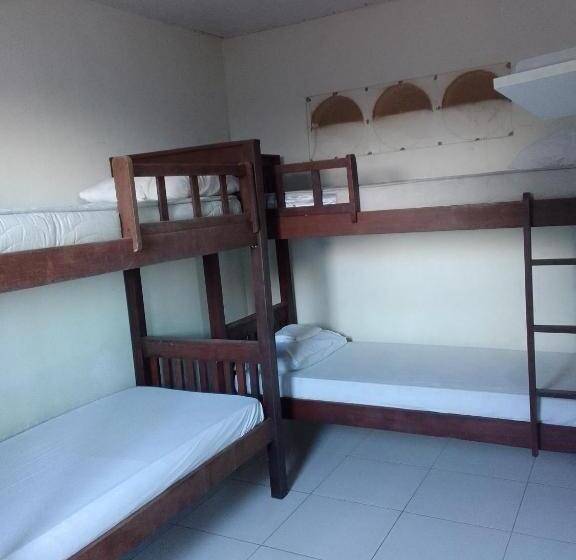 חדר סטנדרטי לארבעה עם חדר אמבטיה משותף, Hostel Central