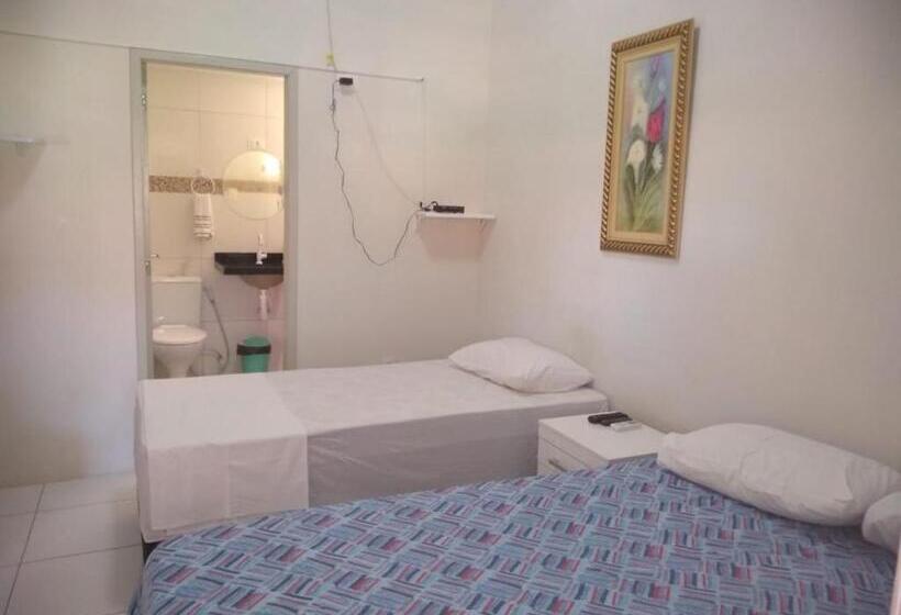 חדר משפחתי, Hostel Central