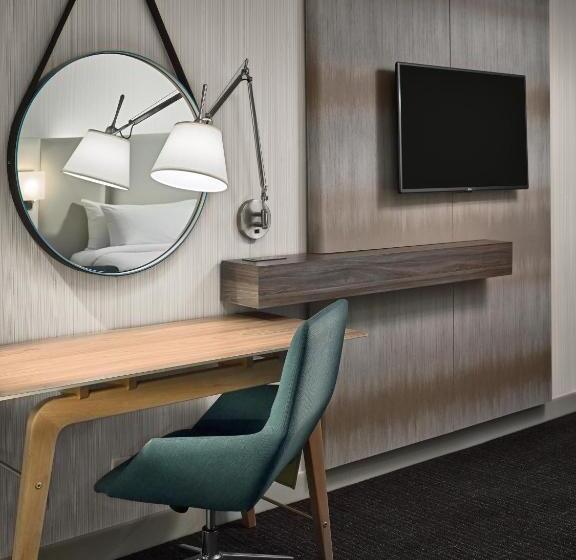 Номер Стандарт Кровать Кинг Адаптированный для Инвалидов, Crowne Plaza North Augusta, An Ihg