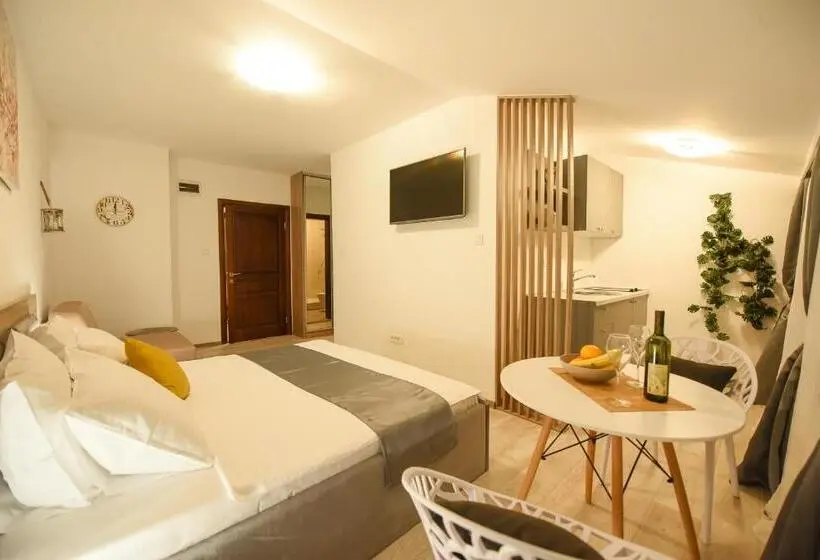 استودیوی لوکس, Korzo Apartmani