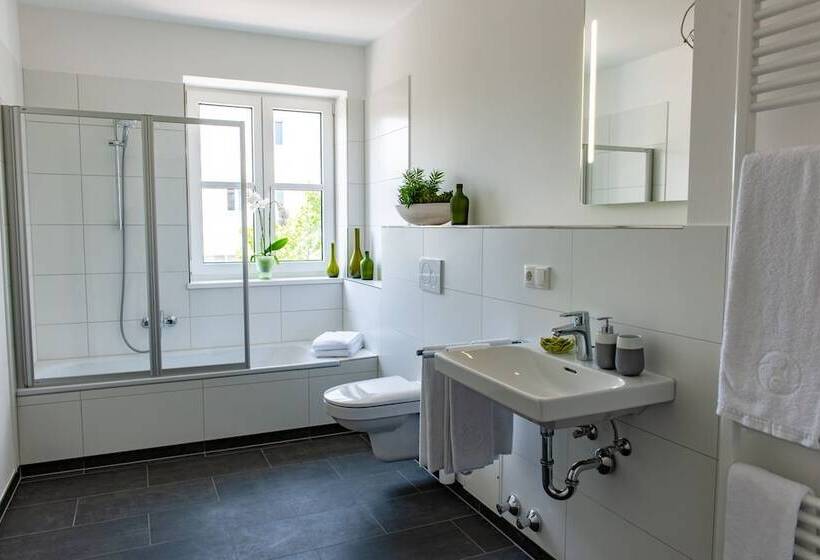 غرفة قياسية ثلاثية, Drei Tannen