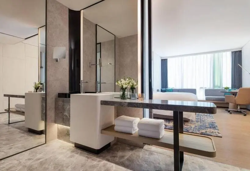 Club Room King Bed, Courtyard By Marriott Shenzhen Northwest