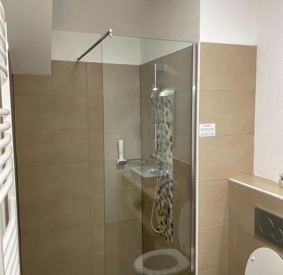 اتاق لوکس سه تخته, Guesthouse Stari Mayr