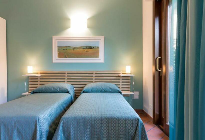 اتاق استاندارد سه تخته با چشم‌انداز باغ, B&b La Quercia