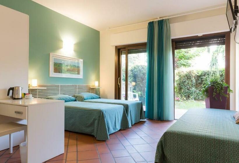 اتاق استاندارد سه تخته با چشم‌انداز باغ, B&b La Quercia