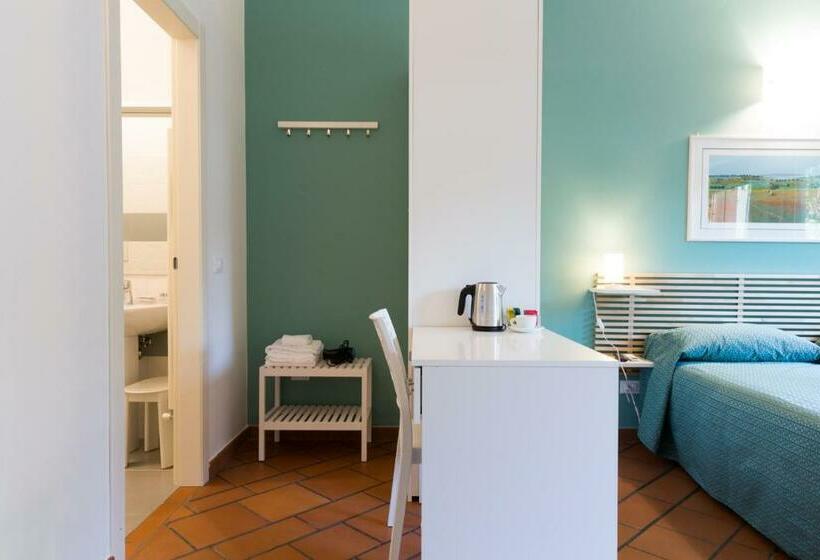 اتاق استاندارد سه تخته با چشم‌انداز باغ, B&b La Quercia