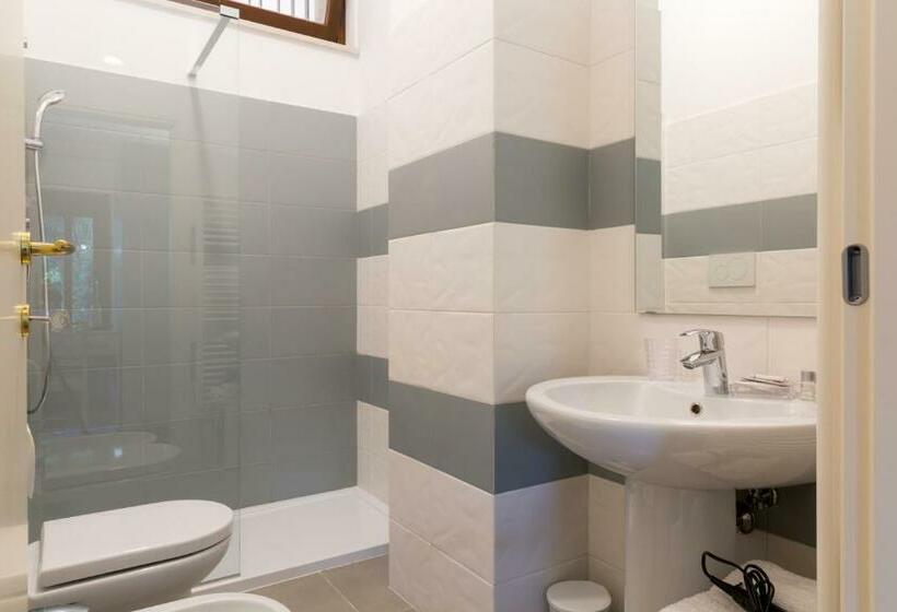 اتاق استاندارد سه تخته با چشم‌انداز باغ, B&b La Quercia