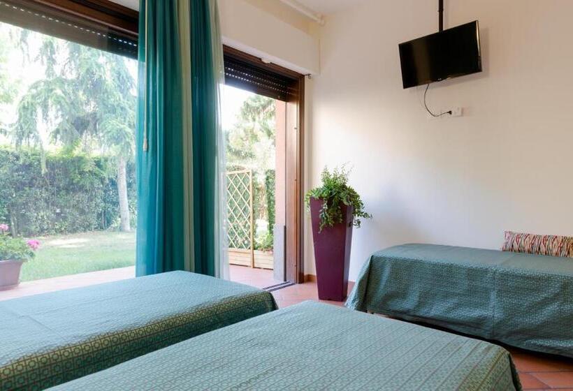 اتاق استاندارد سه تخته با چشم‌انداز باغ, B&b La Quercia