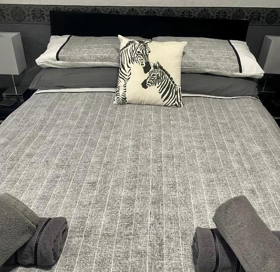 חדר סטנדרט, Navaar House