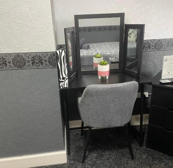 חדר סטנדרט, Navaar House