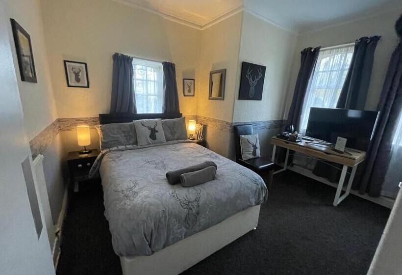 חדר אקונומי, Navaar House