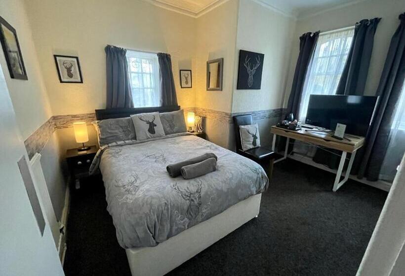 חדר אקונומי, Navaar House