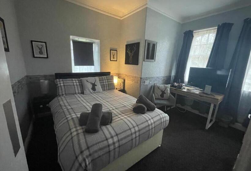 חדר אקונומי, Navaar House