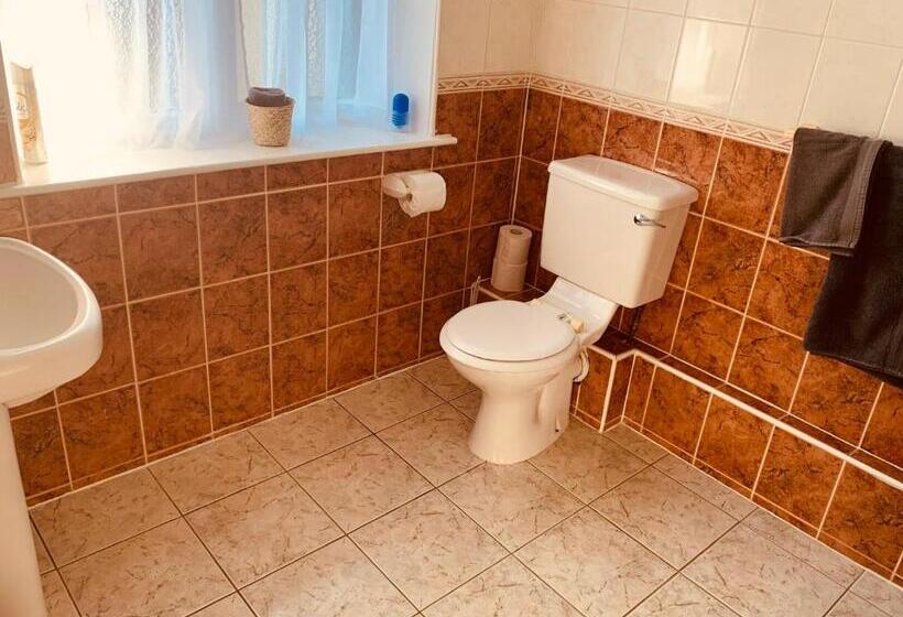 חדר אקונומי, Navaar House