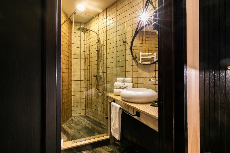 اتاق استاندارد, Adamo