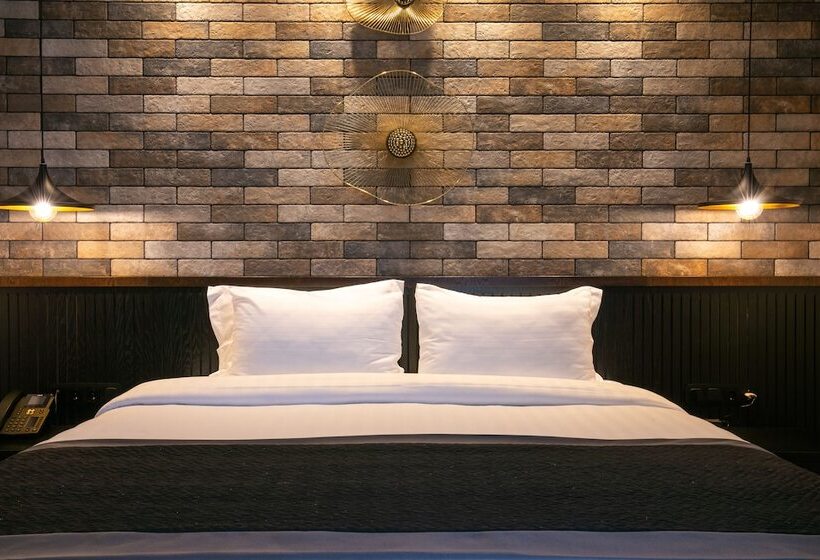 اتاق استاندارد, Adamo