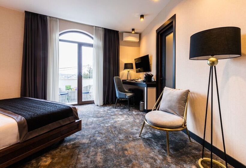 اتاق استاندارد, Adamo