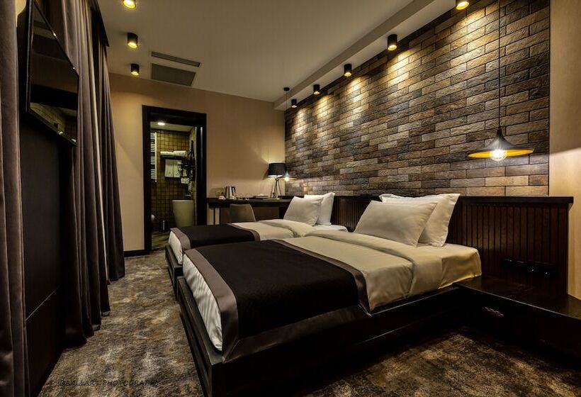 اتاق استاندارد, Adamo