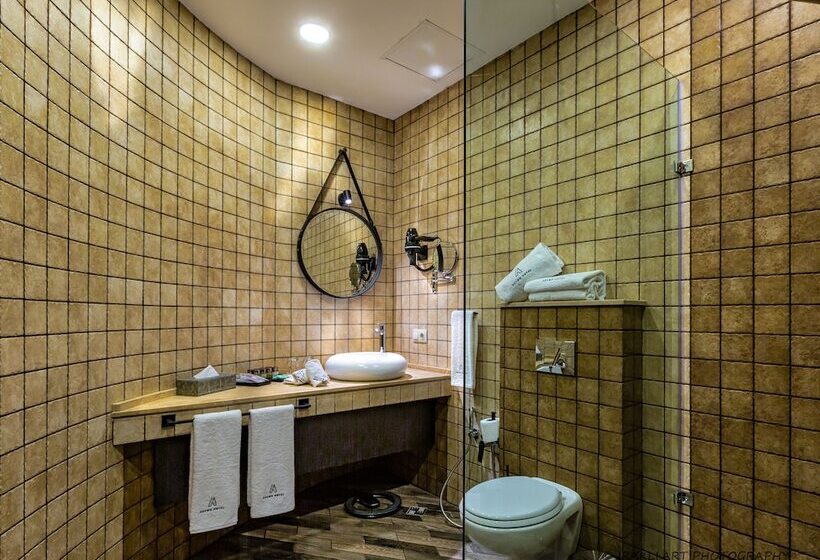 اتاق خانوادگی, Adamo