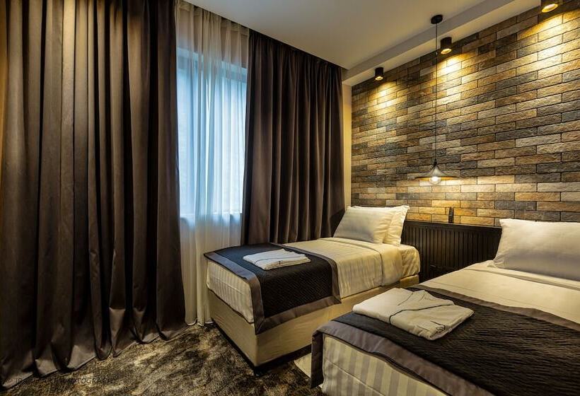 اتاق خانوادگی, Adamo