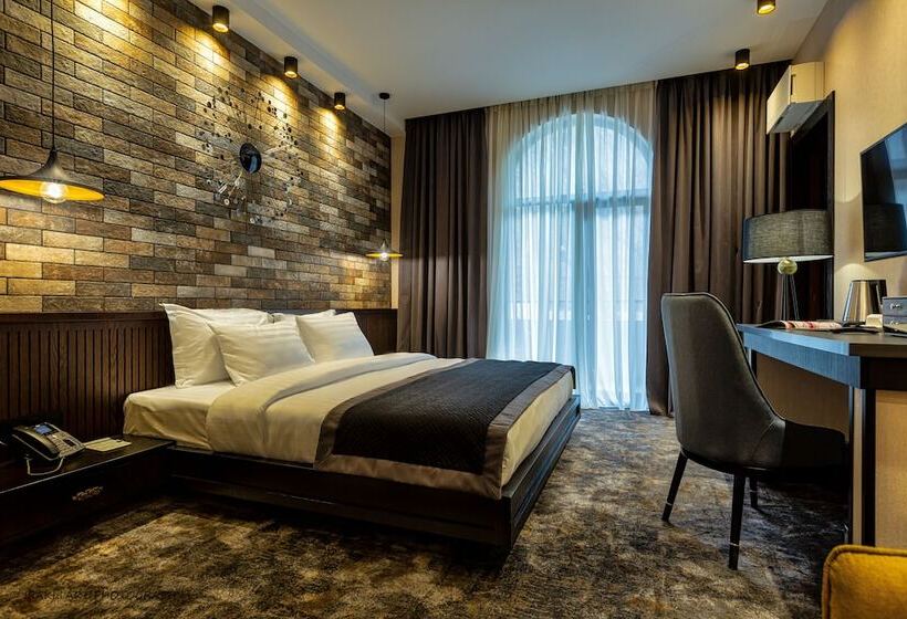 اتاق خانوادگی, Adamo