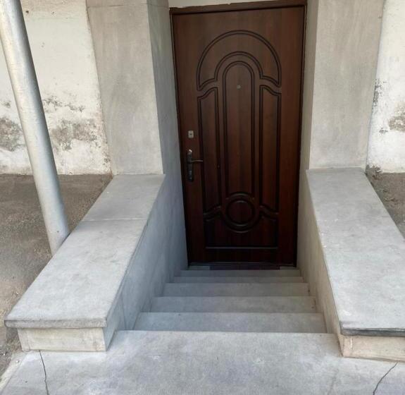 اتاق عادی, Adamyan 11