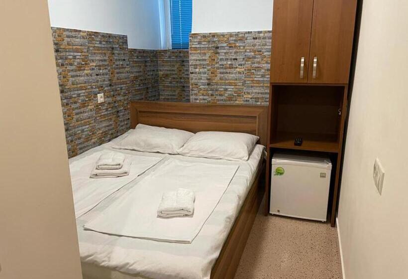 기본룸, Adamyan 11