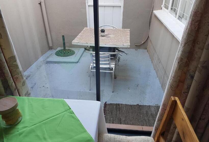 غرفة عائلية, Crane Cottage