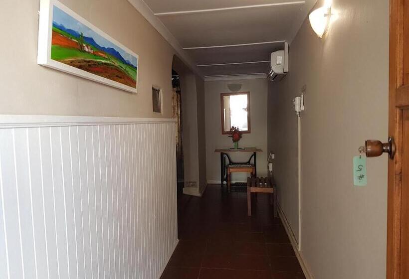 غرفة عائلية, Crane Cottage