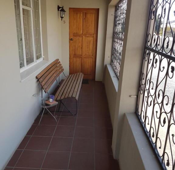 غرفة عائلية, Crane Cottage